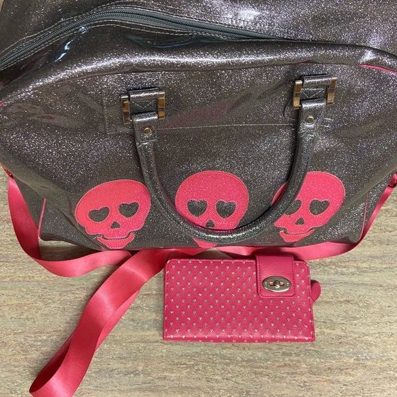 M.e.n.u Skull head duffel bag with pink wallet - Picture 6 of 16